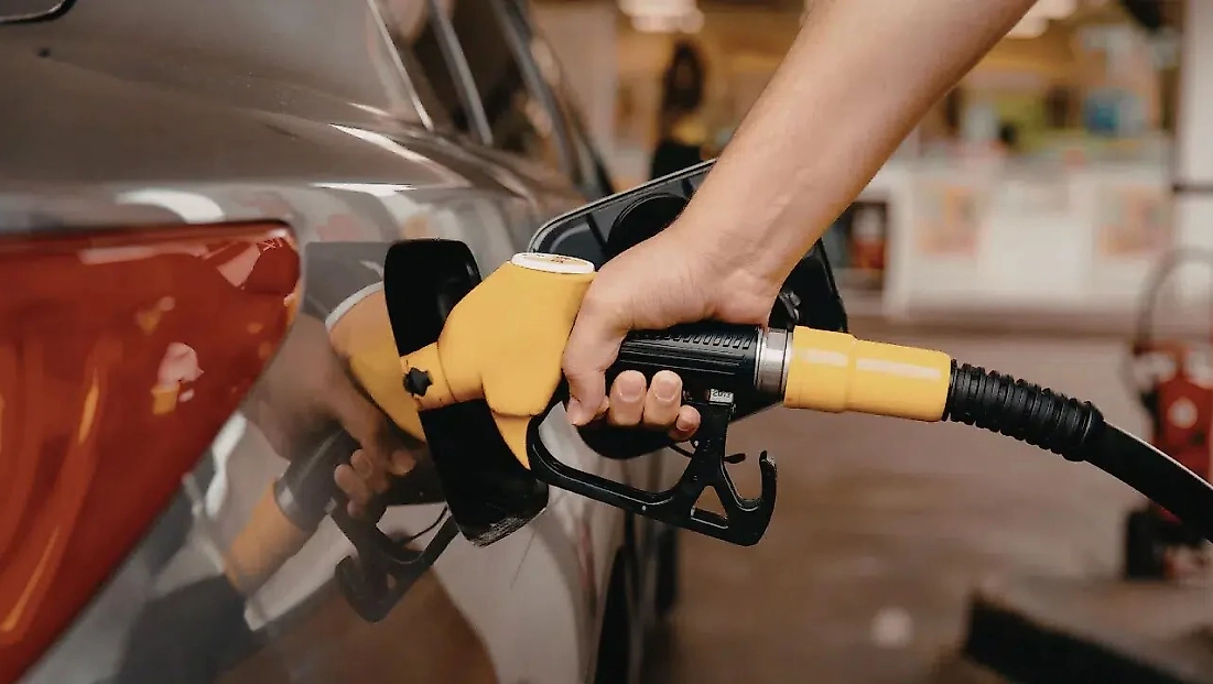 İzmir'de motorine büyük indirim: Litre fiyatı 100 liranın altına inecek