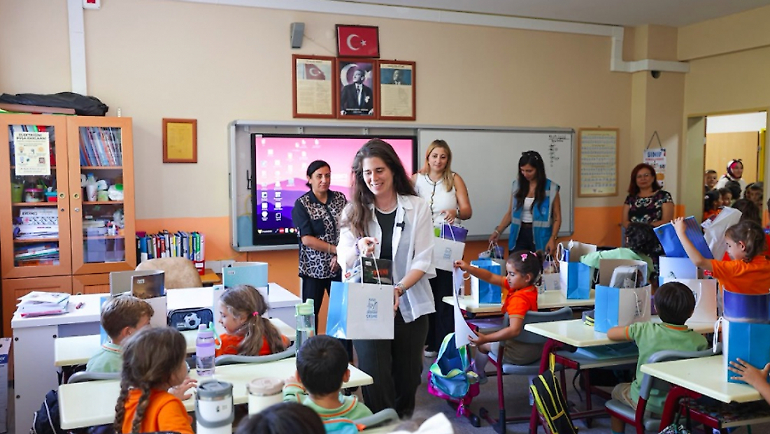 Çeşme Belediyesinden minik öğrencilere “Okula Hoş Geldin” desteği