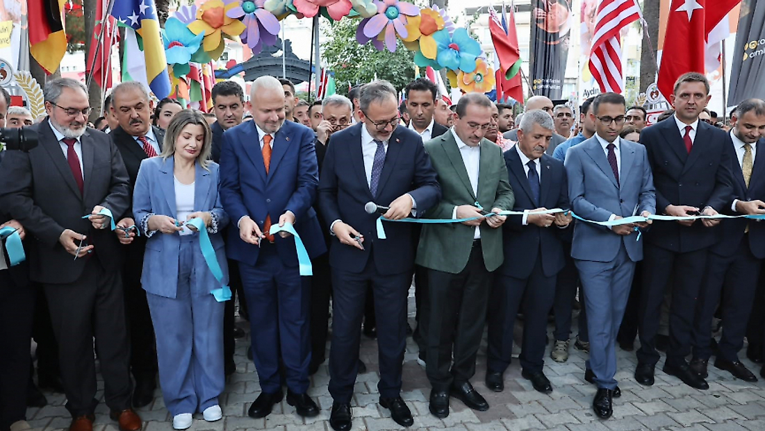 Menemen Çömlek Festivali'nde renkli açılış: İlk gün Ediz sahne aldı