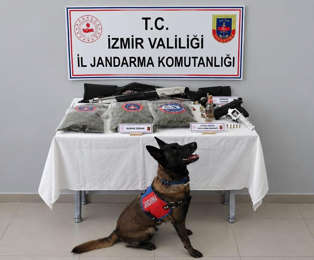 İzmir'de 10 adrese uyuşturucu ve silah operasyonu: 10 şüpheli serbest