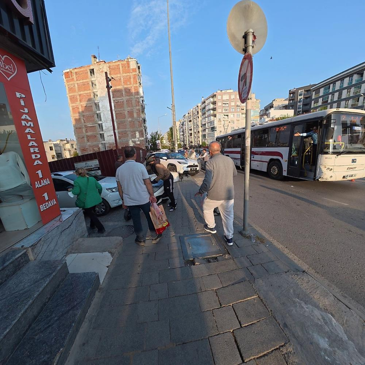 İzmir Konak'ta otomobil iş yerine çarptı: Kaza kamerada