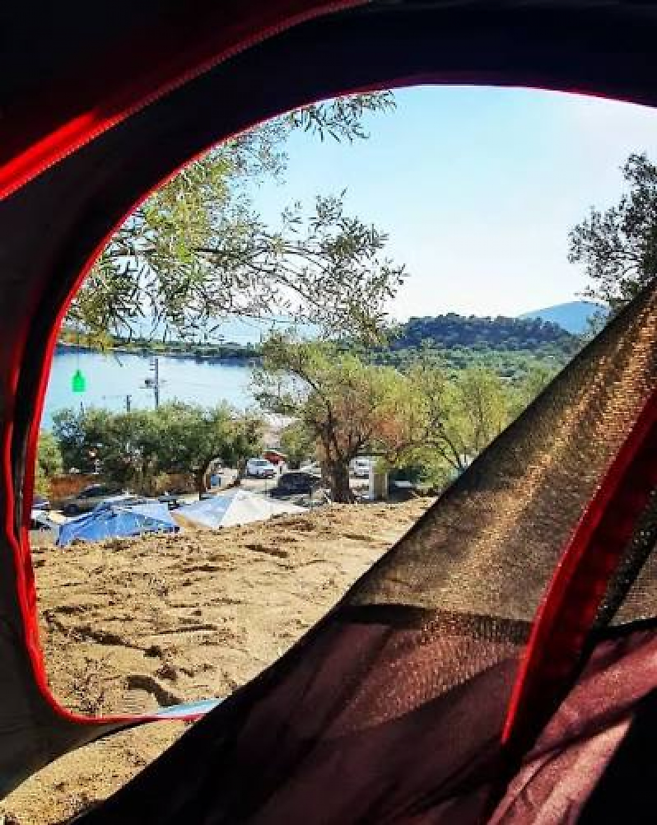 Eser Camping: Dikili'de Zeytin Ağaçları Arasında Doğayla İç İçe Kamp