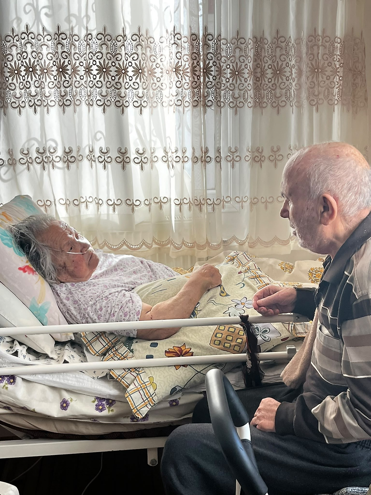 İzmir'de 68 yıllık aşk ayağa kaldırdı: Yürüyemeyen adam eşini görünce koşarcasına yanına gitti
