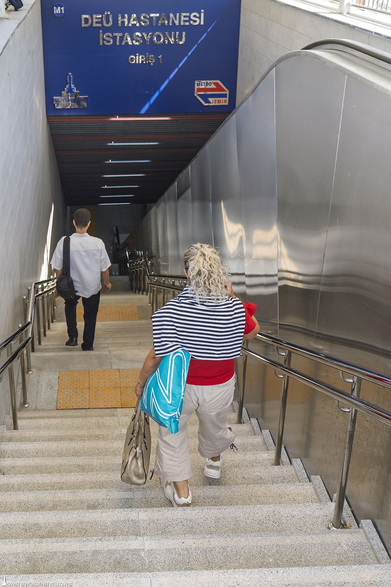 Dokuz Eylül Üniversite Hastanesi'ne gideceklere müjde: İzmir metrodan kesintisiz yaya tüneli açıldı