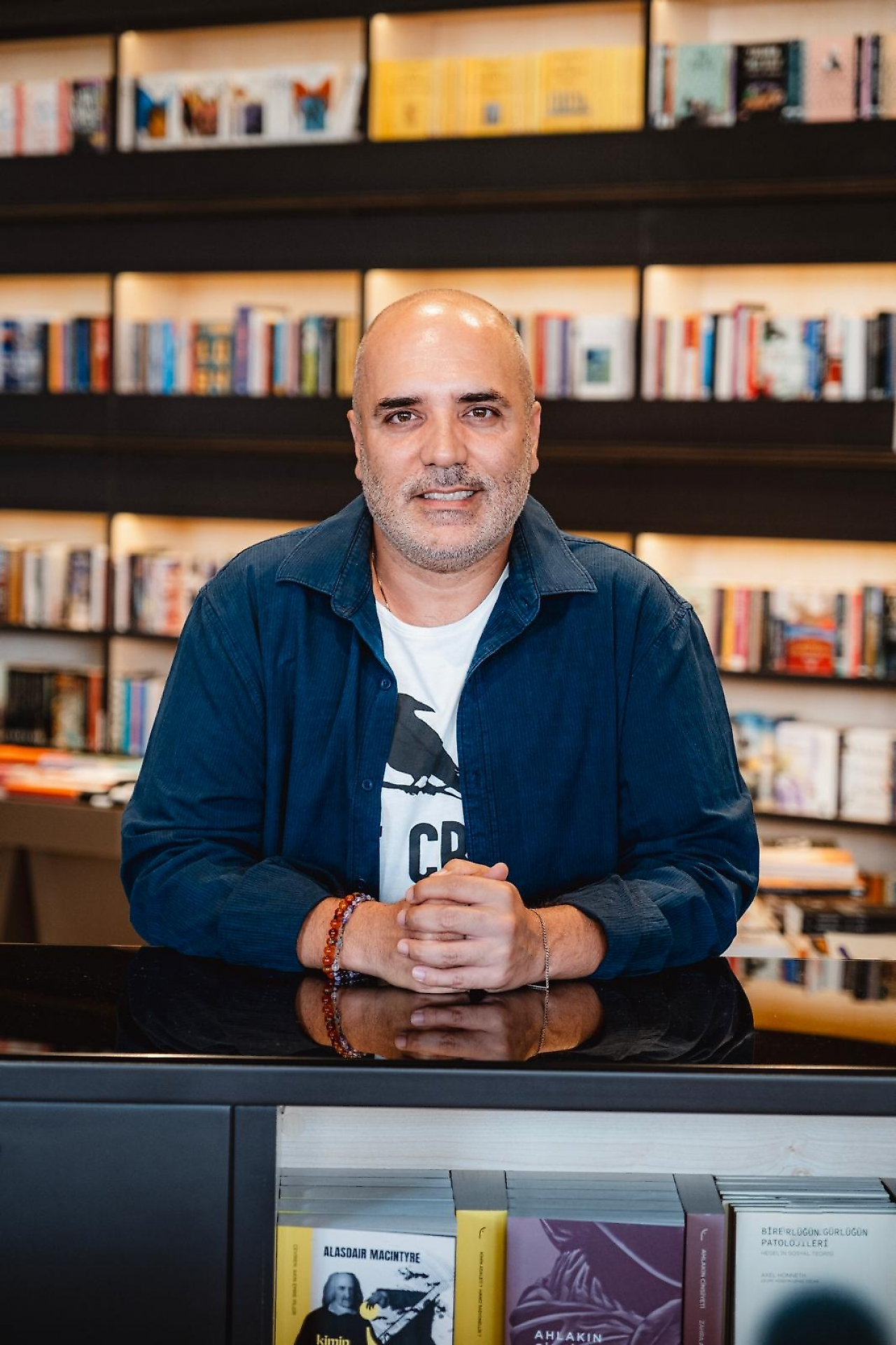 İzmir'de 'edebi gurur': Özlüoğlu'na Erdal Öz ödülü