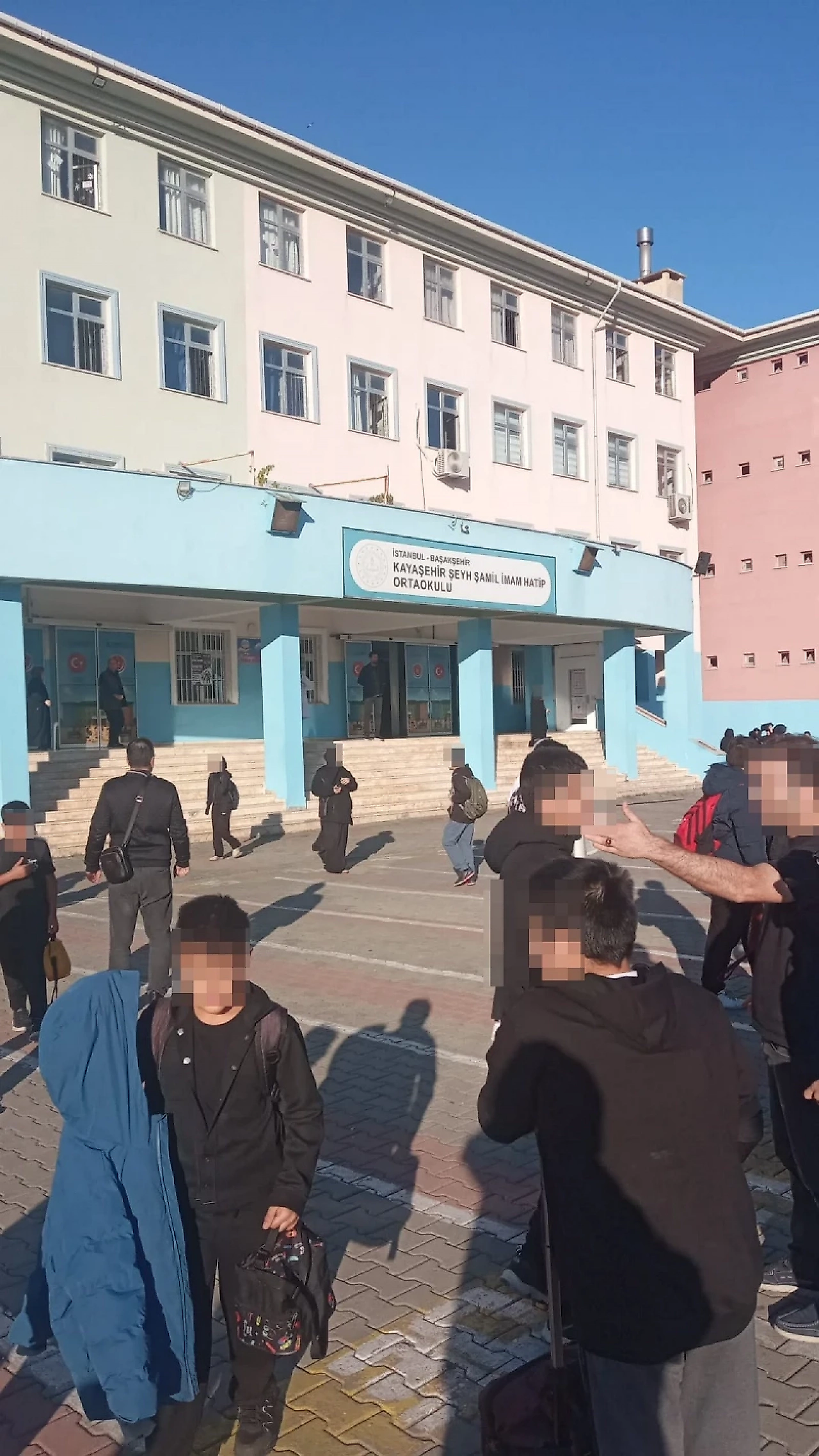 Başakşehir'de okulda bıçaklı saldırı: 8 öğrenci yaralandı, 3'ünün durumu ağır