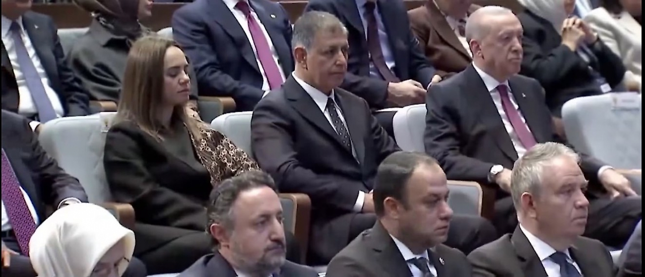 İzmir 22 yıl sonra AK Parti'ye geçti: Tugay'ın rozetini Erdoğan taktı!