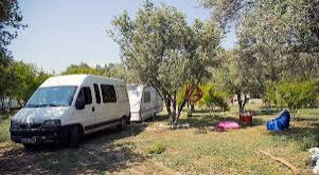 Eski Foça Çevresindeki Kamp Alanları: Denize Yakın Çadır ve Karavan Kampı Rehberi