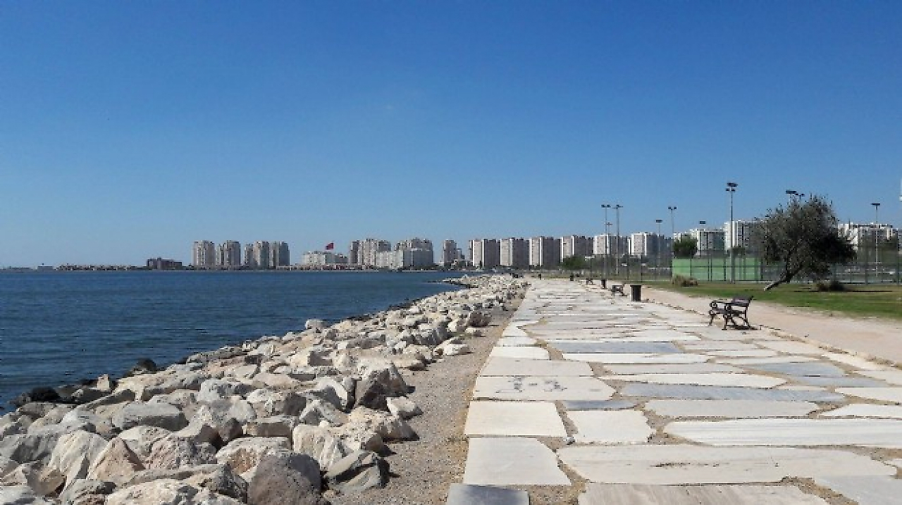 Mavişehir Sahili ve Çevresi: Karşıyaka'da Deniz Manzarası Eşliğinde Kamp, Doğa Yürüyüşü ve Keşif Rehberi