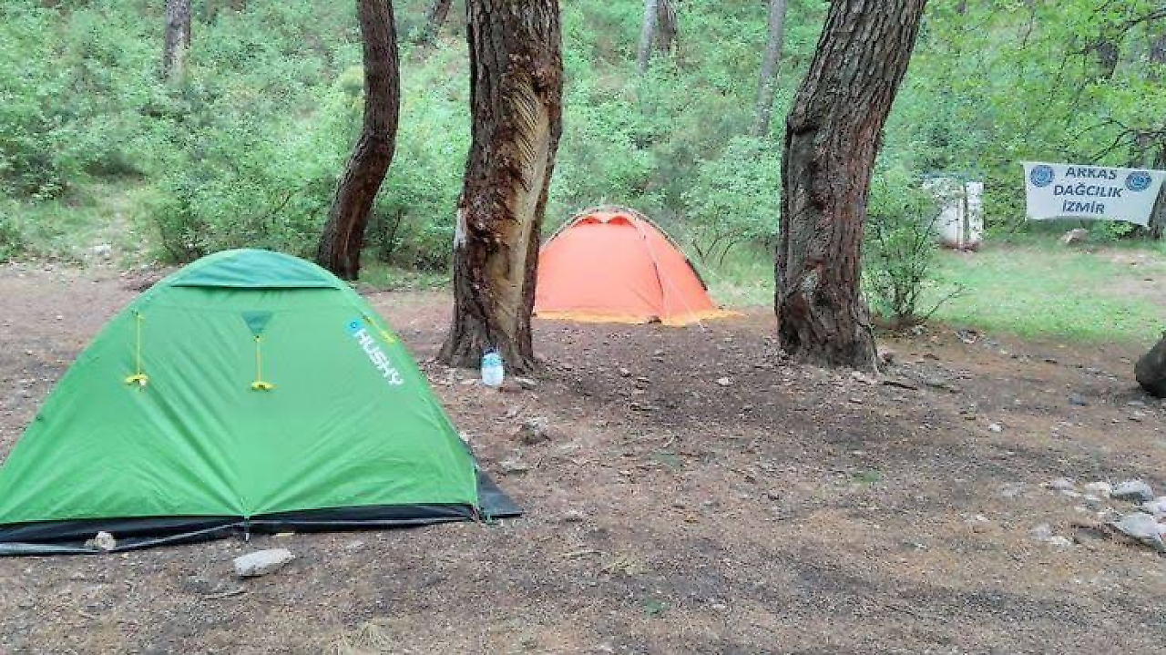 Dereköy Kamp Alanı: Kemalpaşa'da Doğayla Baş Başa Kamp Deneyimi