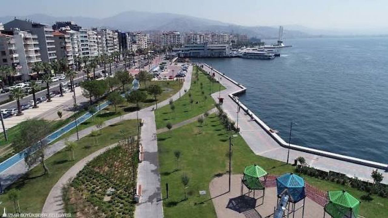 Karşıyaka Sahili Kamp Alanları: İzmir Körfezi Manzarası Eşliğinde Deniz Havası ve Doğa Keyfi