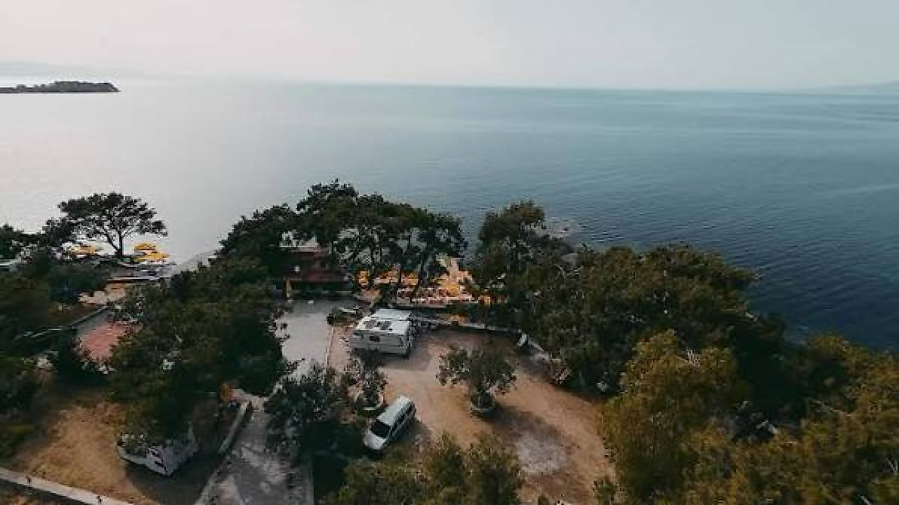 Çam Camping: Dikili'de Denize Sıfır Çam ve Zeytin Ağaçları Arasında Kamp Keyfi