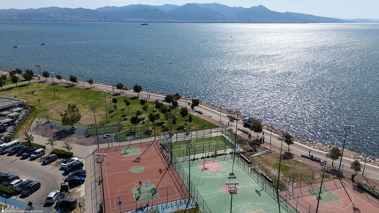 Bostanlı'ya iki yeni padel kortu geliyor