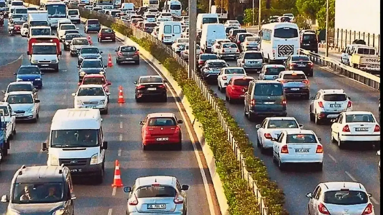 AK Partili Kaya'dan İzmir trafiği eleştirisi: Altınyol dolu, Yeşildere dolu, İstanbul'dan beter hale geldi