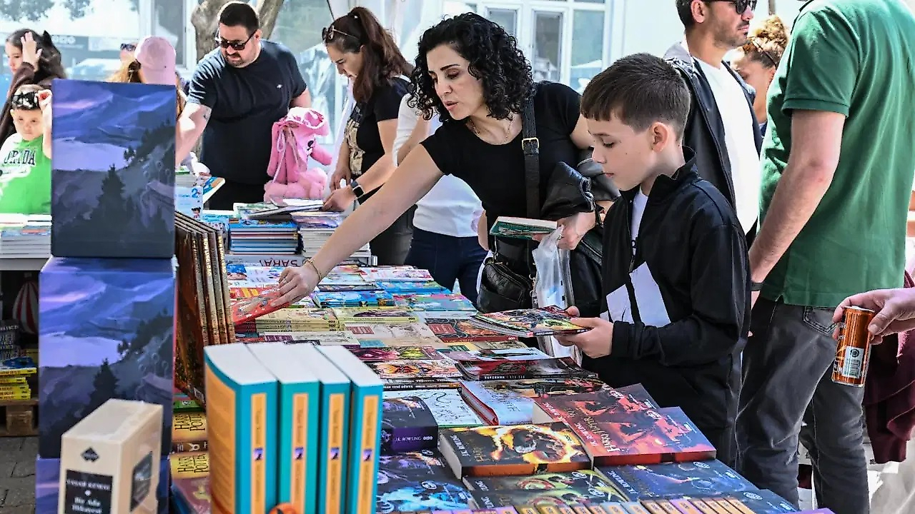 İzmir Kitap Fuarı kapılarını açtı: 400 yazar ve 500 etkinlik okurları bekliyor
