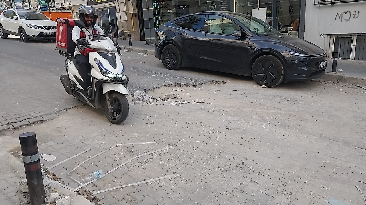 Kazılıp unutulan yola 'cana kast' tepkisi: Mahalleli isyan etti!
