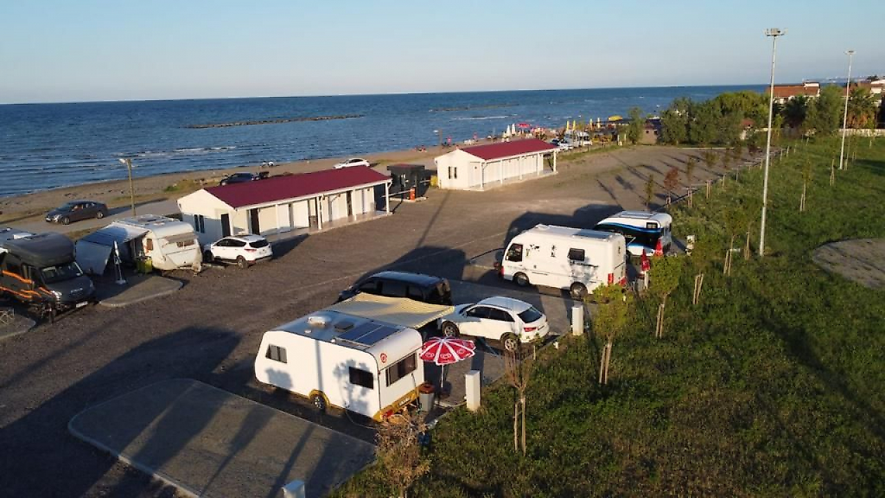 Yalı Sahili ve Karavan Kampı: Aliağa'da Deniz Manzarası Eşliğinde Kamp Keyfi
