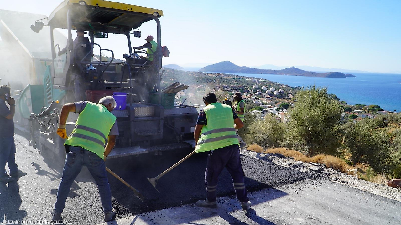 İzmir'in 4 ilçesinde yollar yenileniyor: 16 kilometrede sona gelindi