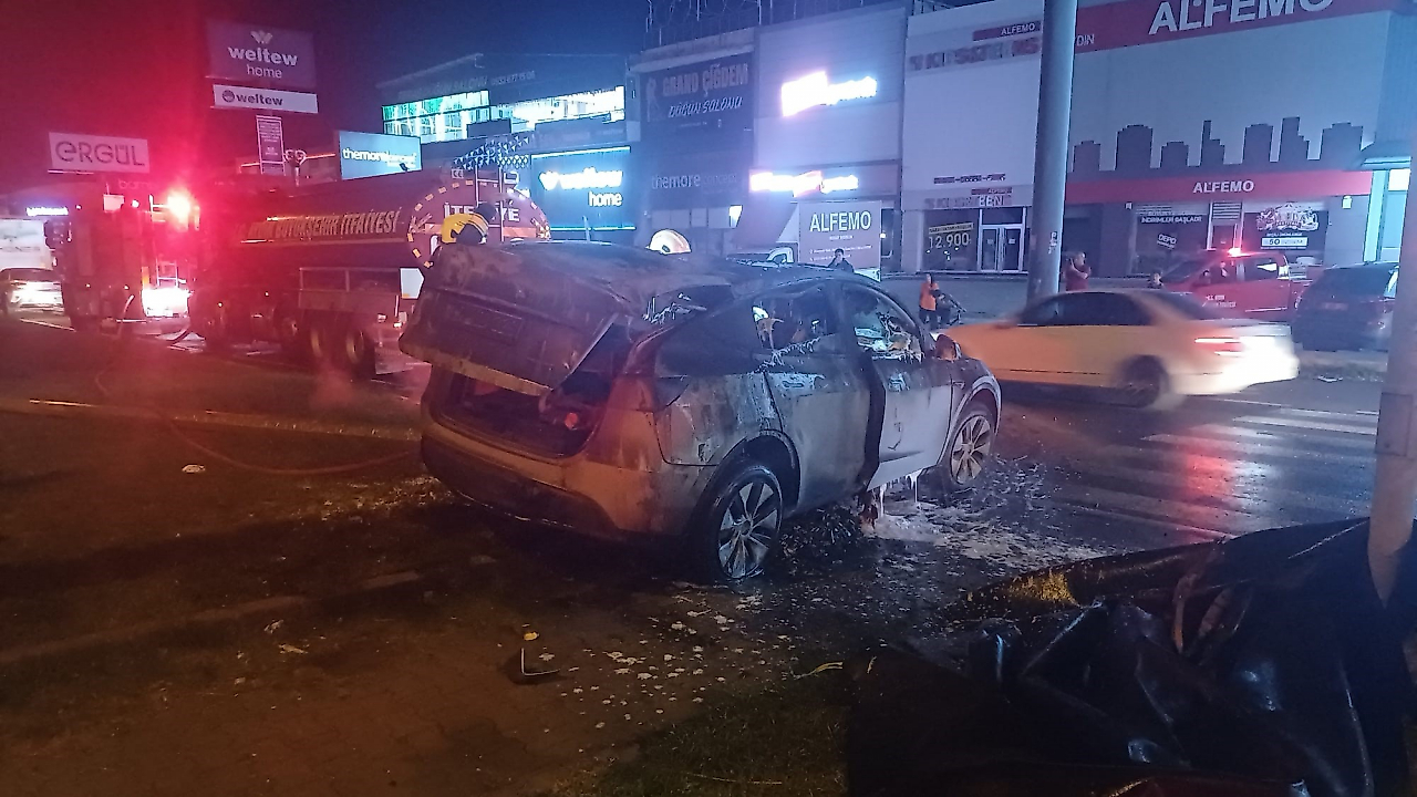 Aydın'da tırla çarpışan elektrikli otomobil yandı: Yangın 3 saatte söndürüldü