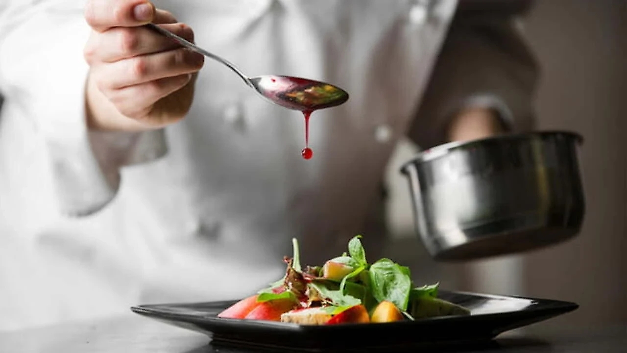 Restoranlarda yeni dönem: Masalar boş ama paket dolu