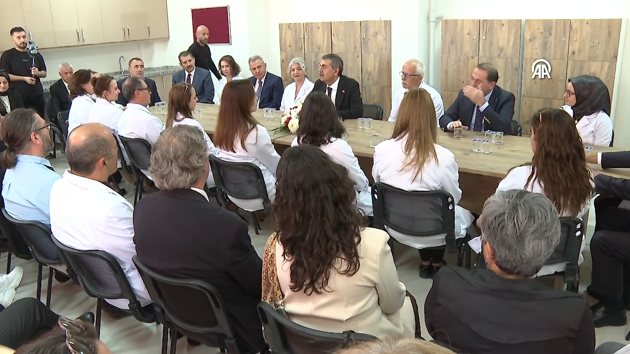 Bakan Tekin, Dikili'de hayırseverlerin yaptırdığı okulu açtı