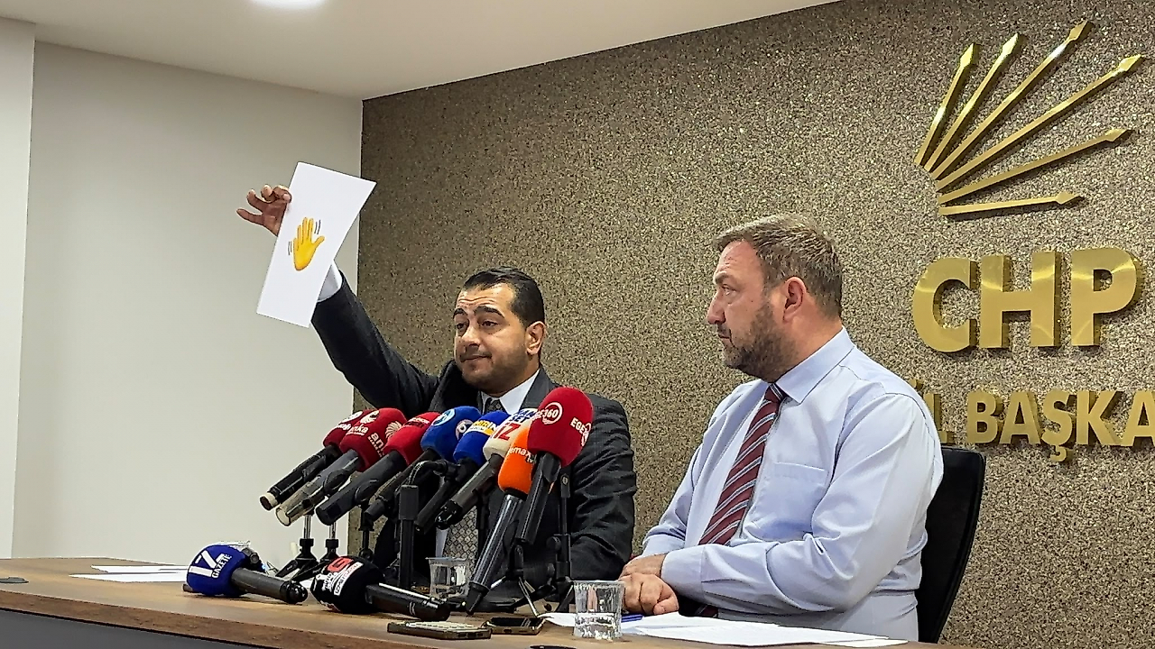 Gümrükçü 'Bir kuzey planı işliyor!' diyerek Yıldız'ı sert eleştirdi: 'Annesinin çeyiz sandığını alıp gider gibi AK Parti'ye geçti!' CHP İzmir İl Başkanı Utku Gümrükçü, Çiğli Belediye Başkanı Onur Emrah Yıldız'ın AK Parti'ye geçişine sert tepki göstererek 'Bir kuzey planı işliyor' dedi. CHP İzmir İl Koordinatörü Uygar Yıldırım ise Yıldız'ın adaylık sürecine ilişkin Erkan Akar'ı hedef alarak, 'Bugün 61 bin seçmenin oy verdiği Çiğli Belediye Başkanı Onur Emrah Yıldız hepimizin oylarını satıp kendisini AK Parti'ye teslim etti' ifadelerini kullandı. Şilan KOCADAĞ/İzmir Gaste- CHP İzmir İl Başkanı Utku Gümrükçü, il başkanlığında belediye başkanlarının transferleri ve parti değiştirmeleriyle ilgili basın açıklaması gerçekleştirdi. Yıldırım: Erkan Akar sağda solda 'benim kankam' diye geziyordu! CHP İzmir İl Koordinatörü Uygar Yıldırım Çiğli Belediye Başkanı Onur Emrah Yıldız'ın aday adaylığı sürecinde dönemin CHP Çiğli İlçe Başkanı Erkan Akar'ı hedef alarak açıklamalarda bulundu. Yıldırım, 'Cumhuriyet Halk Partisi'nin o dönem ilçe başkanı Erkan Akar, sağda solda 'Benim kankam' diye geziyordu ve bu geçme süreci 6 aydır konuşulurken hiç kimse ses çıkartmıyor. Kendi getirdiği aday 6 aydır konuşulurken 'Hayır öyle bir şey yok' diyordu. 2024 yerel seçimlerinde aday olduk. O dönem Çiğli Belediye başkanımız Utku Gümrükçü'ydü. Utku Gümrükçü'yle adaylık sürecinde görüşmüş, aday olacağımı söylemiştim. Yerel seçim sürecinin başlamasıyla Cumhuriyet Halk Partisi'nin MYK'sı, PM'si bir karar verdi ve Cumhuriyet Halk Partisi bizi İzmir Çiğli Belediye Başkan Adayı olarak açıkladı' dedi. Akar'a tepki: Hangi pazarlıklarla benim adaylığımı gasp ettin? Dönemin Cumhuriyet Halk Partisi Çiğli İlçe Başkanı Erkan Akar'ın birtakım kişileri getirip Çiğli İlçe binasının önünde 'Tik Tok'çu aday', 'Madde bağımlısı', 'Çocuk aday' diyerek kendisine siyasi itibarsızlaştırma suikastı yaptığını söyleyen Yıldırım, 'Ben çocuk aday olmaktan utanmıyorum. Peki, senin getirdiğin aday bugün altın çocuk olarak gittiği yerde pazarlanmaktan utanmıyor mu? Şimdi buradan o arkadaşa soruyorum, o dönem ilçe başkanı olan arkadaşa: Benim adaylığımı değiştirirken hangi saiklerle, ne pazarlıklar yaparak benim adaylığımı gasp edip bu arkadaşı getirdiniz? Ve bu arkadaş gelirken, AKP'li bir truva atı olarak geleceğini biliyor muydunuz? Baraj altında kaldığı süreçlerde bile Cumhuriyet Halk Partisi, Çiğli'de kazanmıştı. Ama bugün 61 bin seçmenin oy verdiği Çiğli Belediye Başkanı Onur Emrah Yıldız hepimizin oylarını satıp kendisini AKP'ye teslim etti. O koltuktan istifa edeceksin. Her gün bunu söylemeye devam edeceğim' ifadelerini kullandı. Gümrükçü: Annesinin çeyiz sandığını alıp gider gibi AK Parti'ye geçti! CHP İzmir İl Başkanı Utku Gümrükçü, '1999'dan beri Cumhuriyet Halk Partisi'nin yıkılmaz kalesi dediğimiz, her seçimde partili arkadaşlarımızla birlikte emek verdiğimiz, taş üstüne taş koyduğumuz İzmir'de, 27 yıldır Cumhuriyet Halk Partisi tarafından yönetilen bir kentten bahsediyoruz. Maalesef arkadaşımız, annesinin çeyiz sandığını alıp gider gibi, Cumhuriyet Halk Partisi'ne verilmiş oyları da alıp 25 senedir mücadele ettiğimiz, İzmir'e ters baktığını, yanlış baktığını ve muhalif baktığını düşündüğümüz bir siyasi partiye geçti. Kendisi için üzülmüyoruz ama verdiğimiz emekler için üzülüyoruz' dedi. 'Çiğli'nin CHP'li son belediye başkanı oldum' Gümrükçü 1999'da Cumhuriyet Halk Partisi'nin Türkiye'de yüzde 8,7 oy aldığını ve baraj altında kaldığını hatırlatarak, 'Genel seçimle yerel seçim aynı gün yapılmıştı. İzmir o zaman 28 ilçeydi. İzmir'in 14-5 ilçesini Cumhuriyet Halk Partisi kazandı. Bunlardan bir tanesi Çiğli'ydi. Son 25 yıl, 99'dan sonraki bugüne kadar hep gönlümde, aklımda Çiğli vardı. Ama Çiğli sadece bir kent olarak değil Cumhuriyet Halk Partisi'ne olan bağlılığıyla, Atatürk'e olan bağlılığıyla da gönlümü kazanıyordu. 2019'da 76 bin oy aldım ben Çiğli'de belediye başkanı adayı olarak. Ama bir gün bu oy benim şahsi oyumdur, kendime alınmıştır demedim. Yüzde 62 oyla Çiğli tarihinin en yüksek oyla seçilmiş belediye başkanıyım. Ve bugün maalesef ki sıfatlarıma yeni bir tanesi eklendi o da Çiğli'nin son Cumhuriyet Halk Partili başkanı olma sıfatı. Bundan çok üzülüyorum' ifadelerini kullandı. 'Utku Gümrükçü'nün ayak izini Arap sabunuyla da yıkasan çıkaramazsın' 'Çiğli'nin her sokağında alın terimiz var' diyen Gümrükçü, 'Dün gördüm, binayı temizliyorlarmış. Bana manidar geldi. Ama düşündüm içimden Utku Gümrükçü'nün ayak izini, bütün sokakları Arap sabunuyla da yıkasan nasıl oradan çıkaracaksın? Cumhuriyet Halk Partisi'nin emeğini nasıl oradan kazıyacaksın? İşten çıkardığın ya da çıkaracağın o belediye emekçisinin alın terini nasıl o sokaklardan kazıyacaksın? Böyle bir hayalet gibi peşinden seni takip eder. Hangi sokağa gitsen, hangi kahveye gitsen, hangi esnafa baksan, yüzüne baktığında Cumhuriyet Halk Partililerin yüzünü göreceksin. Çok acı bizim için. O kadar yıllık emek, her seçimde arttırılmış oylar...' şeklinde konuştu. 'Partiye emek vermemiş bir ismi aday yaptılar!' Gümrükçü değişim süreciyle ilgili, 'Utku Gümrükçü kurultayda Kemal Kılıçdaroğlu'nu destekledi değiştirelim. Tunç Soyer kurultayda Kemal Kılıçdaroğlu'nu destekledi değiştirelim. Değiştirdiniz. Önce Uygar'ı getirdiniz 5 gün sonra Uygar'ı da değiştirdiniz. Uygar'ın yaşı genç, kendisi sanatçı, ruhu da öyledir. Partililer istemedi, partililer zaten kendi adaylarını istiyor. Dönemin ilçe başkanı ve dönemin etkili, hala da etkili milletvekilleri, ulaştıysanız cevap verdiğini zannetmiyorum. Ama biz bu sorunun takipçisi olacağız, kimse merak etmesin. Araya girdiler. Hayatında belediye başkanı olmadan önce kendi beyanıyla sadece bir kez Cumhuriyet Halk Partisi'nin kongresine katılmış bir arkadaşı, bir kez! Üniversite okurken bile CHP'ye üye olmamış bir arkadaşı, üyeliği istifasıyla beraber yapılmış bir arkadaşı, geçmişte sınanmamış, kavganın içinde, mücadelenin içinde olmamış, partiye emek vermemiş bir arkadaşı çeşitli aracılarla, çeşitli saiklerle 'O olmasın, bu olmasın' diyerek başka bazı motivasyonlarla, belki Su İdaresindeki ilişkilerden, belki başka ilişkilerden, 'Arkasında referanslar şunlar' dedikleri, ama bugün o referanslardan hiçbirinin sesini duyamadığımız, itirazını duyamadığımız süreçle aday yaptılar' açıklamasını yaptı. 'İzmir'deki 1,5 milyon oyun hesabını kim verecek?' Gümrükçü açıklamasının devamında, 'Geldiğimiz noktada İçişleri Bakanı olur dedikleri arkadaşlar içeride, kefilim dediği arkadaşlar parti değiştirmiş. 25 senedir muhalefet olduğumuz İzmir duruşuyla karşı çıktığınız, Türkiye'de demokrasiyi zedelediğini iddia ettiğimiz, parlamenter sistemin sorununu getirdiğini düşündüğünüz, Atatürk ilkeleriyle çelişkisi olduğunu öne sürdüğünüz, muhalefetiz, karşıtız, o karşıtlığın en büyük, en güçlü partisi biziz dediğimiz sokakta her gün, bizi o partinin aparatı olmakla suçladığınız partiye geçerse, bunun bedelini kim ödeyecek? Ama gelip gizli gizli görüşmeyi biliyordunuz başkanlık makamında 'Benim dostum, arkadaşım' demeyi biliyordunuz 'Beraber aday olduk, aynı ekipteyiz, ekip arkadaşıyız, Ankara'da aynı isimlerle siyaset yapıyoruz' demeyi biliyordunuz. Bunun hesabını kim verecek? İzmir'deki 1,5 milyon oyun mağduriyetinin hesabını kim verecek? Bunun hesabının sorulması gerekir. Sorumluların hesap vermesi gerekir' ifadelerine yer verdi. 'Bir kuzey planı işliyor!' Menemen ve Aliağa ilçesinde zamanında yaşanan değişimleri vurgulayan Gümrükçü, 'Menemen'i, Aliağa'yı o gün verenler elleriyle Adalet ve Kalkınma Partisi'ne, Milliyetçi Hareket Partisi'ne teslim edenler, kazanacak adayı değil kaybedecek adayı aday gösterenler ve onların gösterdiği adaylar, Foça gitti, Çiğli gitti, Adalet ve Kalkınma Partisi İzmir'de kuzeyde çok önemli bir kale kazandı kendiliğinden. Farkına varın, bunu görün. Bir kuzey planı işliyor. Acaba geçecek diğer belediye başkanları da kuzeyden mi olacak diye insan sormadan edemiyor. Sayenizde ilk defa tarihte İzmir kalesinde gedik açıldı. Adalet ve Kalkınma Partisi'nin İzmir'de ilk defa bir merkez ilçe belediyesi var. Bu öyle kapının önünde açıklama yaparak geçiştirilebilecek bir konu değil' dedi. 'Şerden belki hayır çıkar ve Harmandalı çöpünü taşırlar' Siyasetin kolay tarafının bittiğini söyleyen Gümrükçü, 'Bundan sonra zor tarafı başlıyor. Herkes aklını başına alsın. Artık golf oynanmıyor İzmir'de. Amerikan futbolu oynanıyor. Zor dönemlerin başlangıcı İzmir için. Umarız söz verdikleri gibi milyonlarca lira yatırım gelirler, getirirler. Umarız İzmir Körfezi'ni bir çırpıda temizlerler. Umarız Çiğli'nin 25 yıldır kanayan yarası Harmandalı çöpünü taşırlar, yollarını asfaltlarlar, bir faydaları dokunur inşallah. Şerden belki hayır çıkar. Biz o alın terini, emeği kimseye yedirmeyiz. İki elimiz yakalarında. Yaptıklarının hatasını içlerinde acıyarak yaşayacaklar' şeklinde konuştu. Tugay ile Gümrükçü görüştü mü? Basın mensuplarının 'Cemil Tugay ile iletişime geçtiniz mi ya da geri dönüş alabildiniz mı?' sorusuna yanıt veren Gümrükçü, 'Geri dönüş yok. Zaten artık gazeteler yazmaya başladı. İnşallah gazeteciler yanlış yazıyordur. Nerede patlayacağı, kimin kolunu bacağını etkileyeceği belli olmayan bir yolda yürüyoruz. 'Geçmez' denenler geçer. Öyle şeyler yaşıyoruz. 'Kaldı' denenler de gidebilir. Fakat biz il örgütü olarak her belediyeyi nasıl yeniden kazanırız diye çalışma yapıyoruz. Yani bakış açımız eldekini korumak değil. Bakış açımız İzmir'de büyükşehiri ve ilçeleri yeniden kazanmak' açıklamasını yaptı.