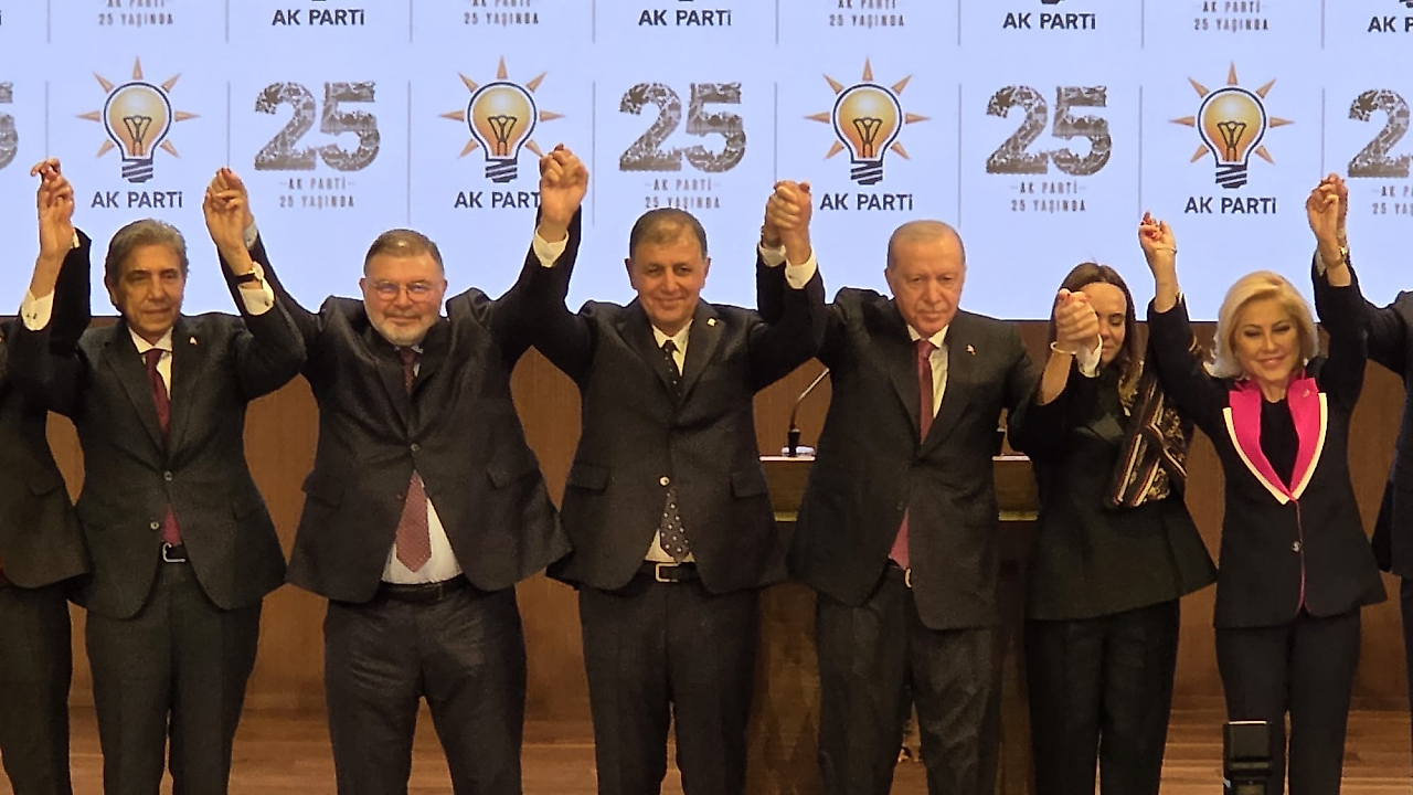 İzmir 22 yıl sonra AK Parti'ye geçti: Tugay'ın rozetini Erdoğan taktı!
