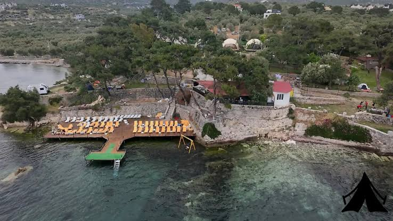 Çam Camping: Dikili'de Denize Sıfır Çam ve Zeytin Ağaçları Arasında Kamp Keyfi