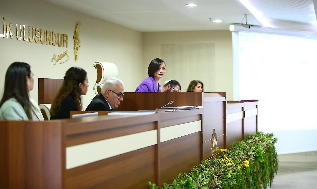 Karabağlar'da 7 milyarlık bütçe tartışma yarattı: Meclis üyeleri masalara vurarak tepki gösterdi!