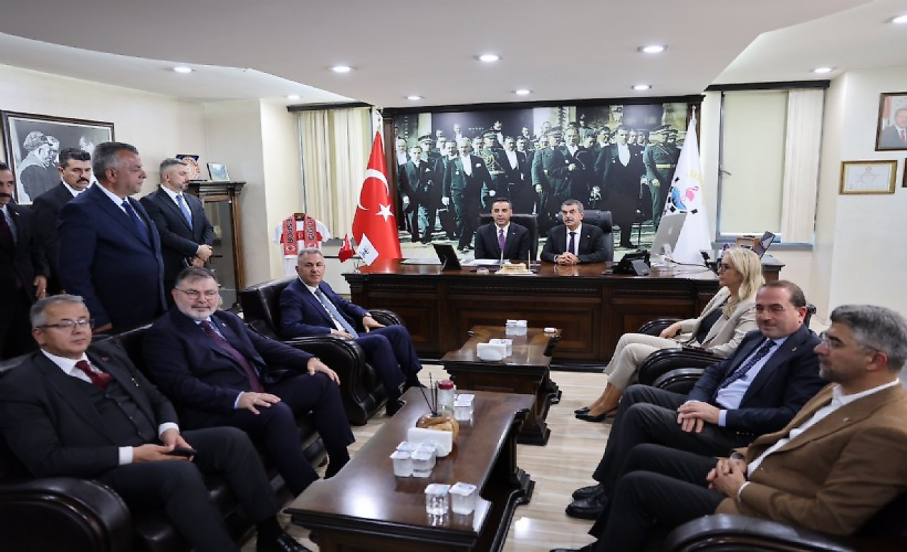Bakan Tekin'den AK Parti'ye geçen Çiğli Belediye Başkanı'na ziyaret: 'Kaybedilen zamanı telafi edeceğiz'