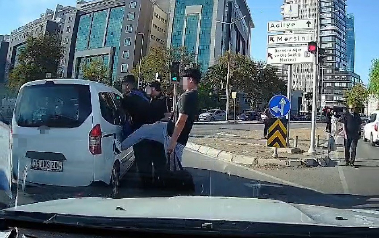 İzmir Bornova'da trafikte tartışma: Gençlerden biri araca tekme attı