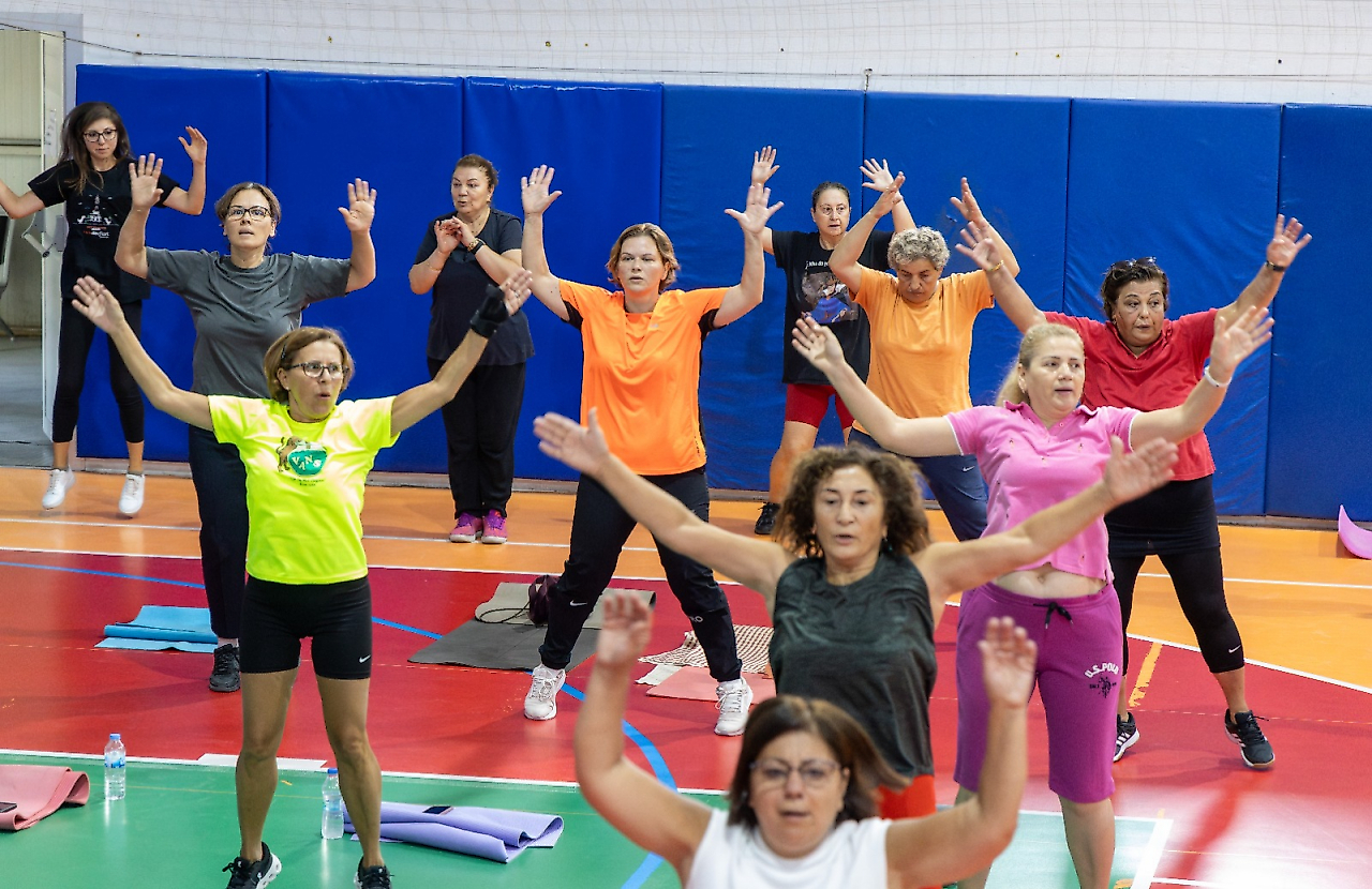 Karşıyaka'da ücretsiz sabah sporları kışın salonlarda yapılacak
