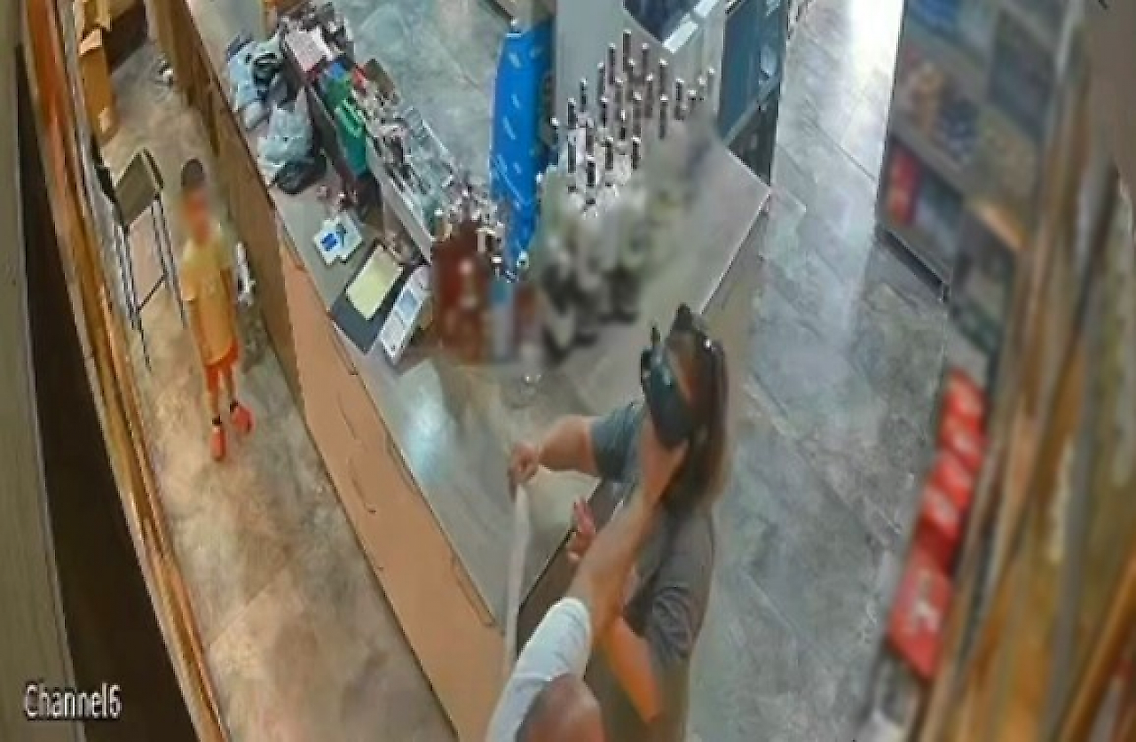İzmir'de kan donduran görüntü: Çocuğunun gözü önünde eşini darp edip boğmaya çalıştı