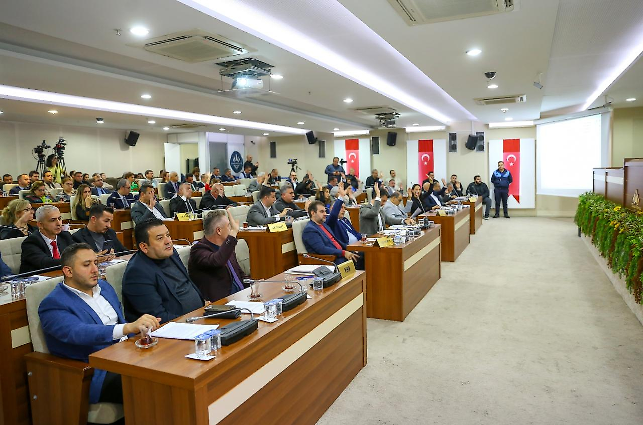 Karabağlar'da 7 milyarlık bütçe tartışma yarattı: Meclis üyeleri masalara vurarak tepki gösterdi!