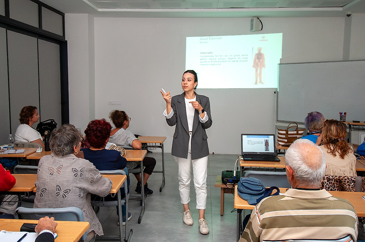 Karşıyaka 3. Yaş Üniversitesi'nde 60 öğrenciyle yeni dönem başladı