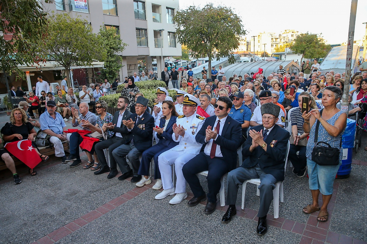 Karşıyaka'da gazilere saygı yürüyüşü