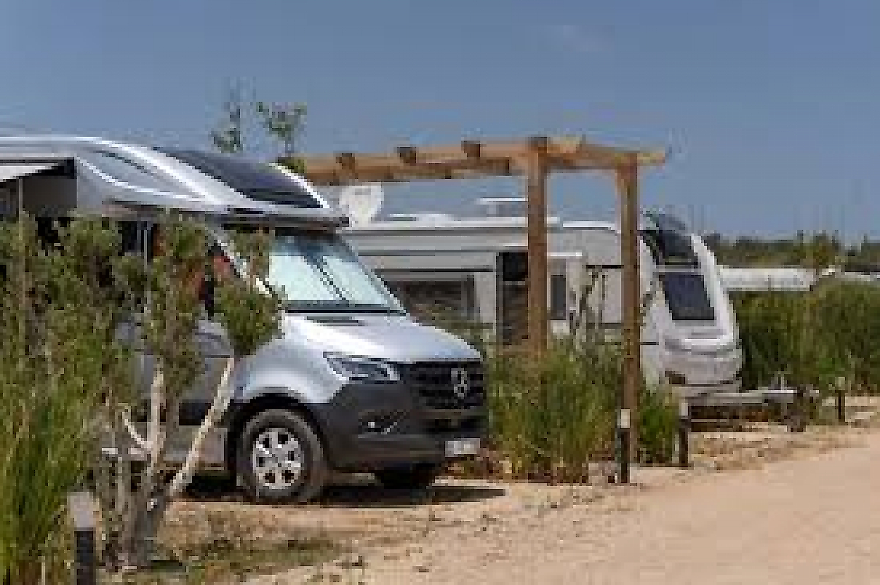 Mono Stay Karavan Parkı: Çeşme'de Denize Sıfır Karavan Tatili