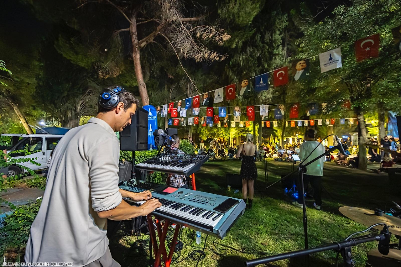 İzmir'de park konserleri Bornova'da gerçekleşti: Sırada Konak ve Buca var