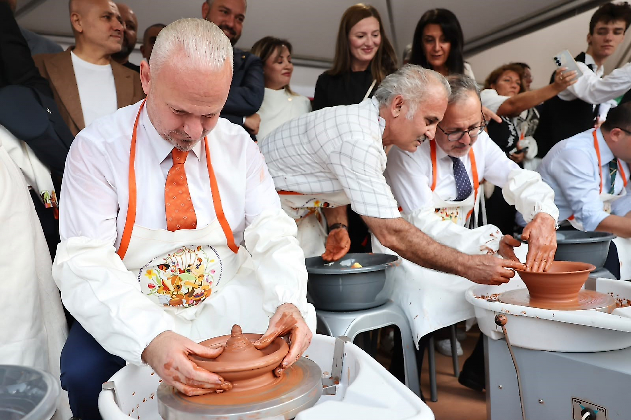 Menemen Çömlek Festivali'nde renkli açılış: İlk gün Ediz sahne aldı