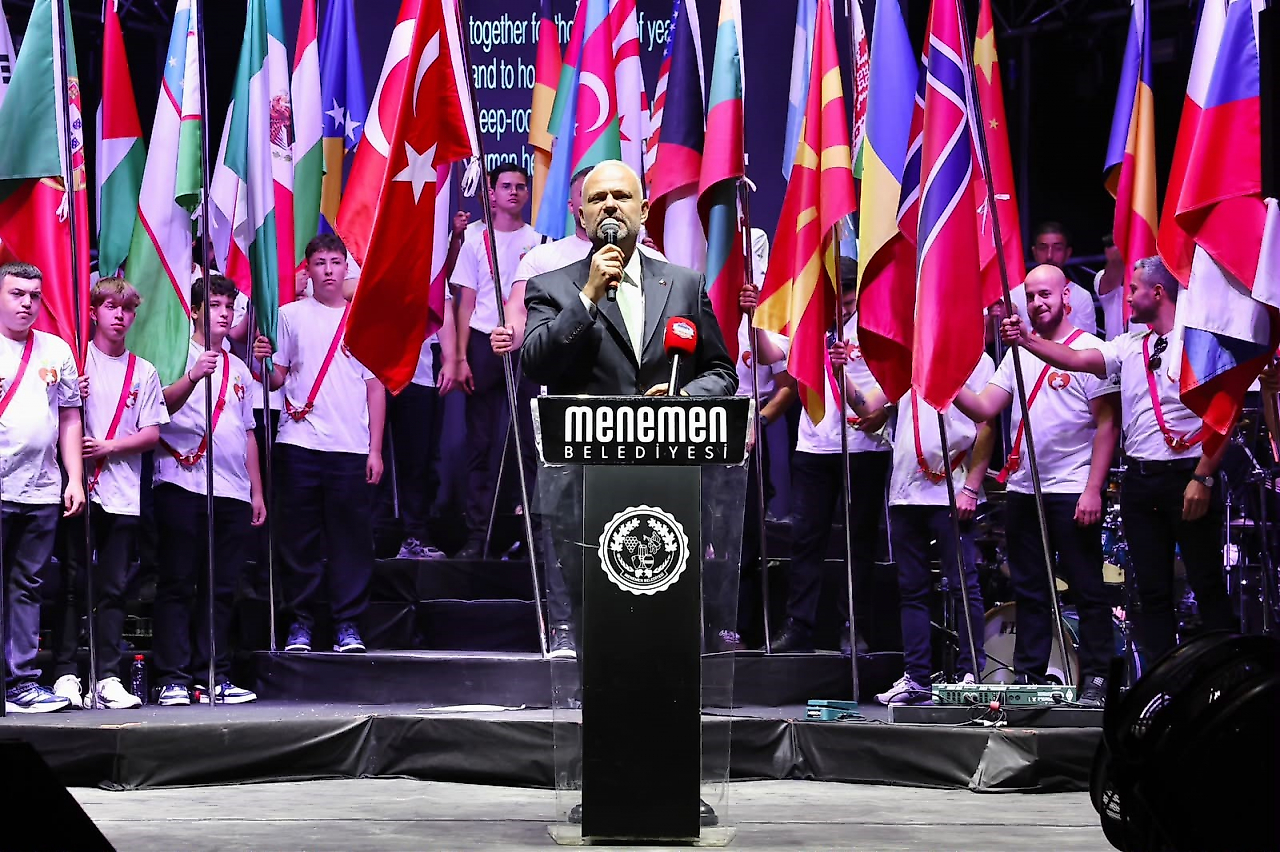 Menemen Çömlek Festivali'nde renkli açılış: İlk gün Ediz sahne aldı