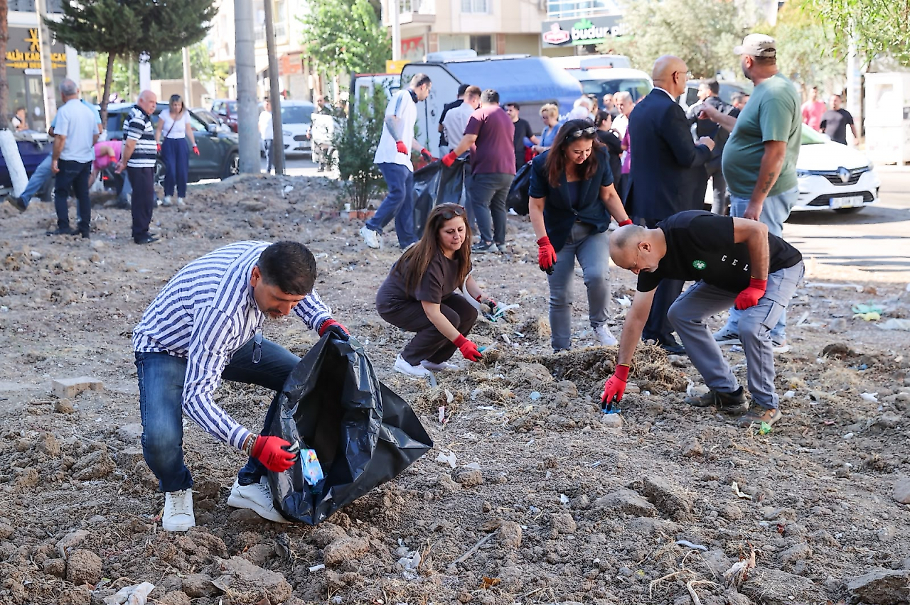 Buca'da Dünya Temizlik Günü mesaisi: Fırat Mahallesi pırıl pırıl oldu