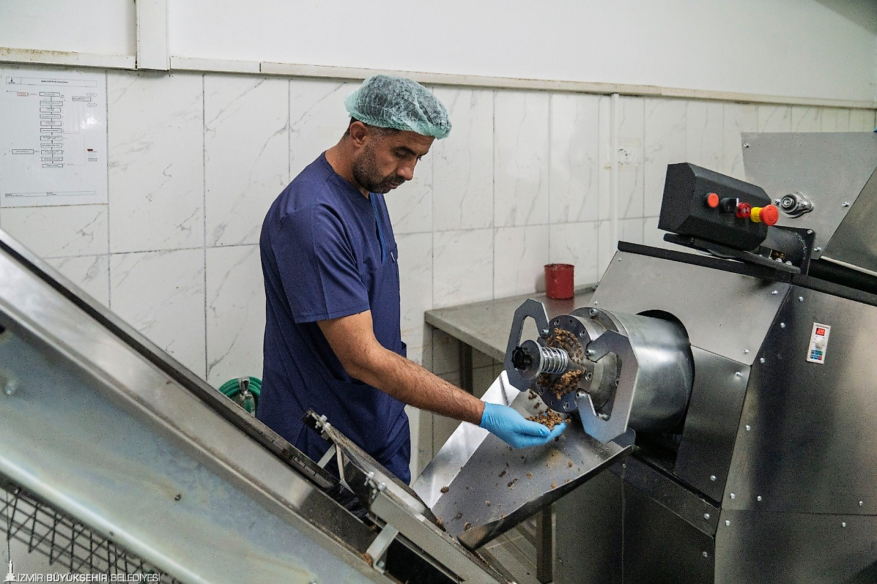 İzmir Büyükşehir Belediyesi sahipsiz hayvanlar için kendi mamasını üretiyor: Hedef günlük 1 ton