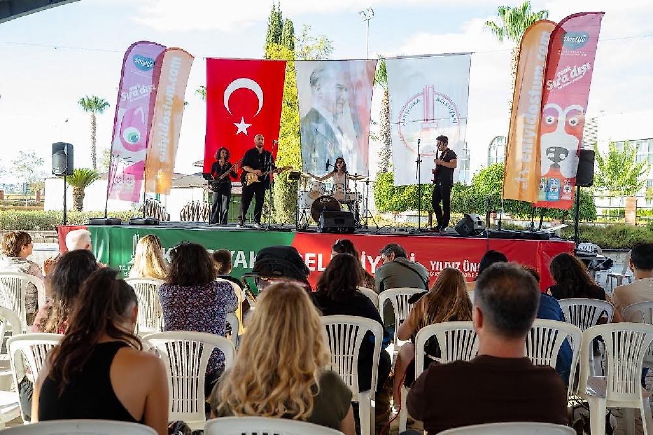 Karşıyaka'da hayvanseverler Tay Park'ta buluştu: 3 köpek, 5 kedi sahiplendirildi