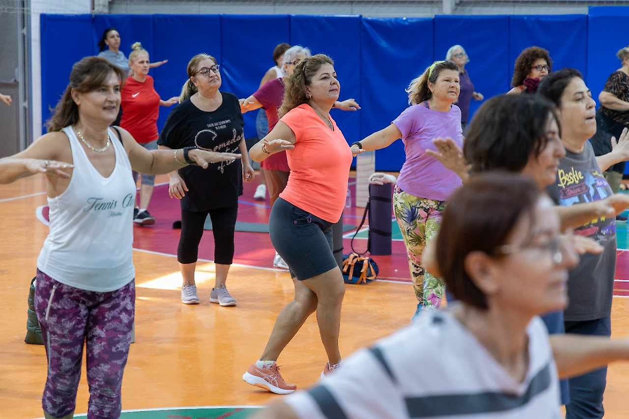 Karşıyaka'da ücretsiz sabah sporları kışın salonlarda yapılacak