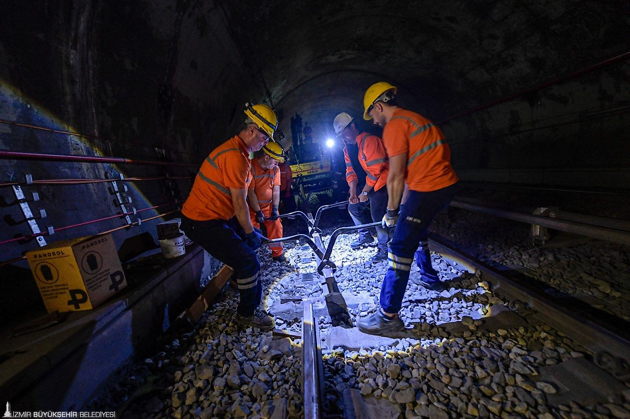 İzmir Metrosu'nda ray yenileme çalışması: 844 metre ray değiştirildi