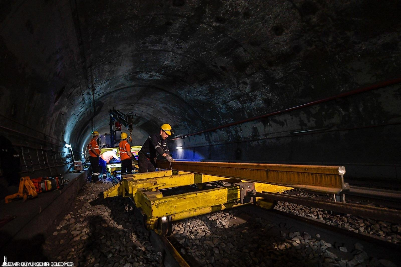 İzmir Metrosu'nda ray yenileme çalışması: 844 metre ray değiştirildi