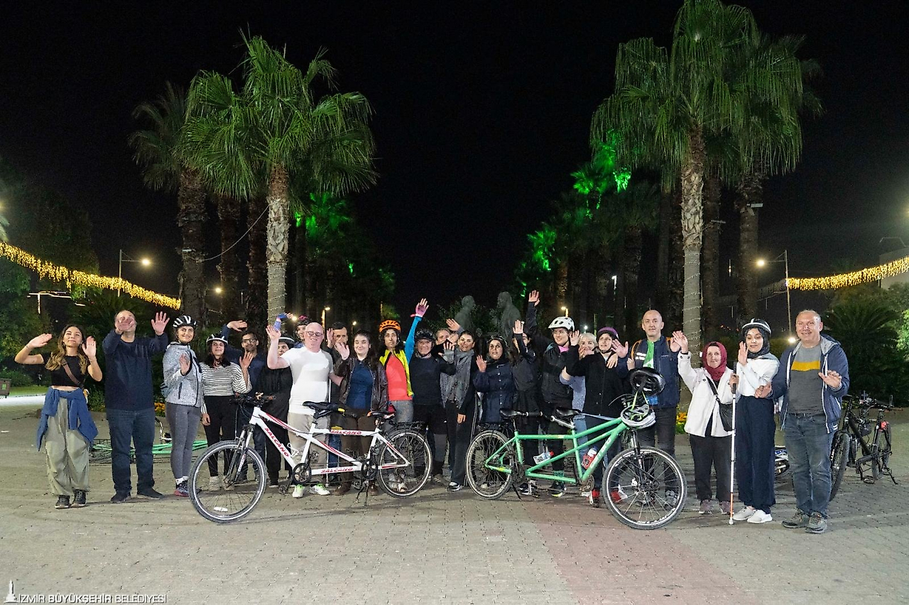 İzmir Kültürpark'ta görme engelliler tandem bisikletle buluştu