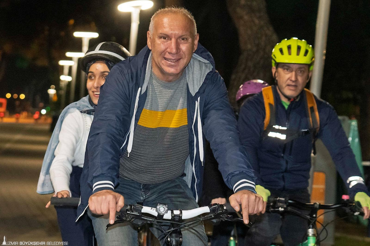 İzmir Kültürpark'ta görme engelliler tandem bisikletle buluştu
