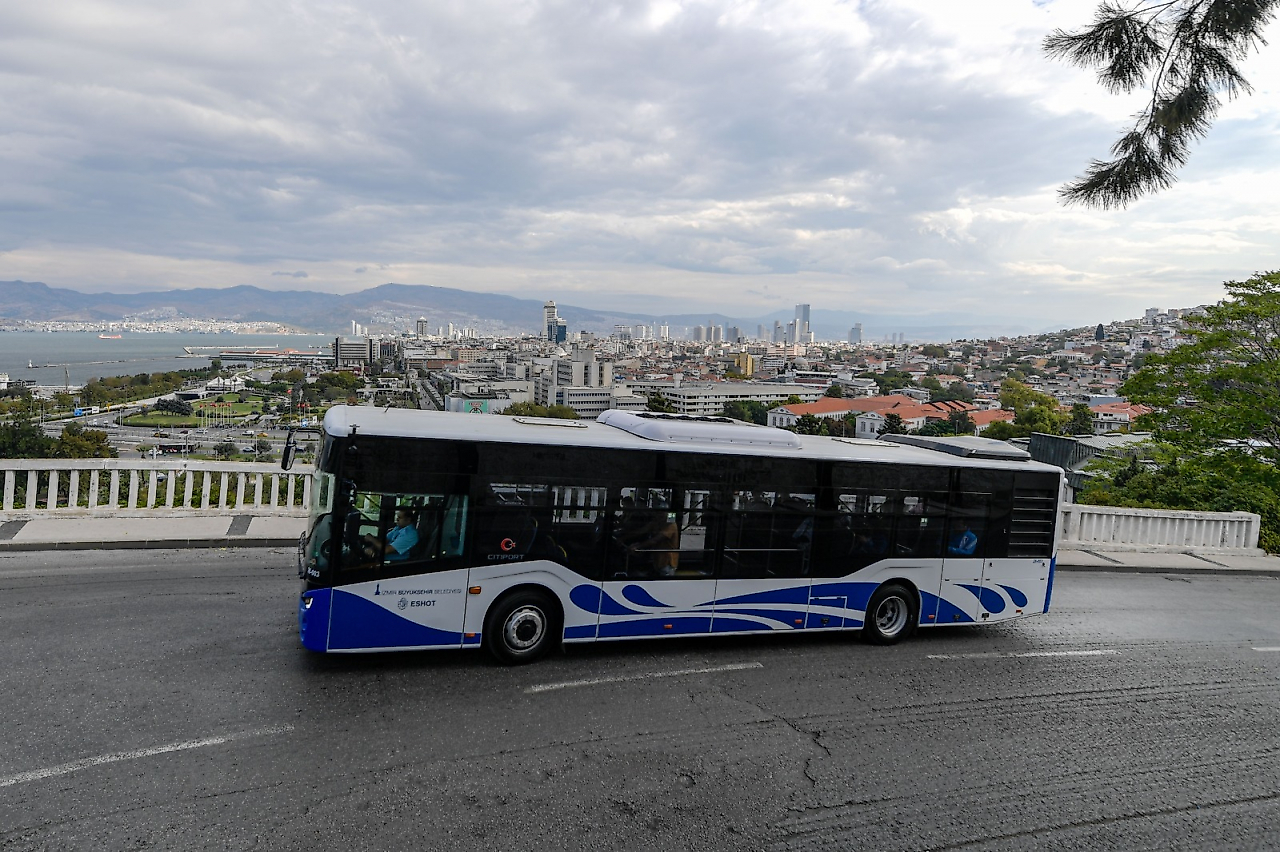 İzmir'de 29 Ekim ulaşımı: İZBAN ücretsiz, diğer ulaşımlar 1 kuruş