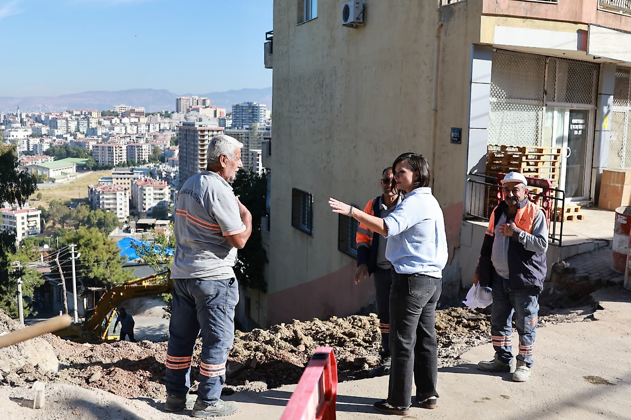Karabağlar'da 58 mahalle için saha mesaisi: Kınay sorunları yerinde dinliyor